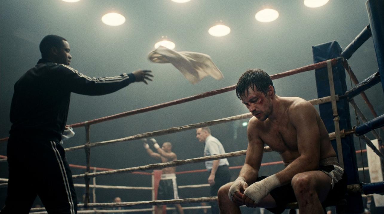 image about idiom to throw in the towel